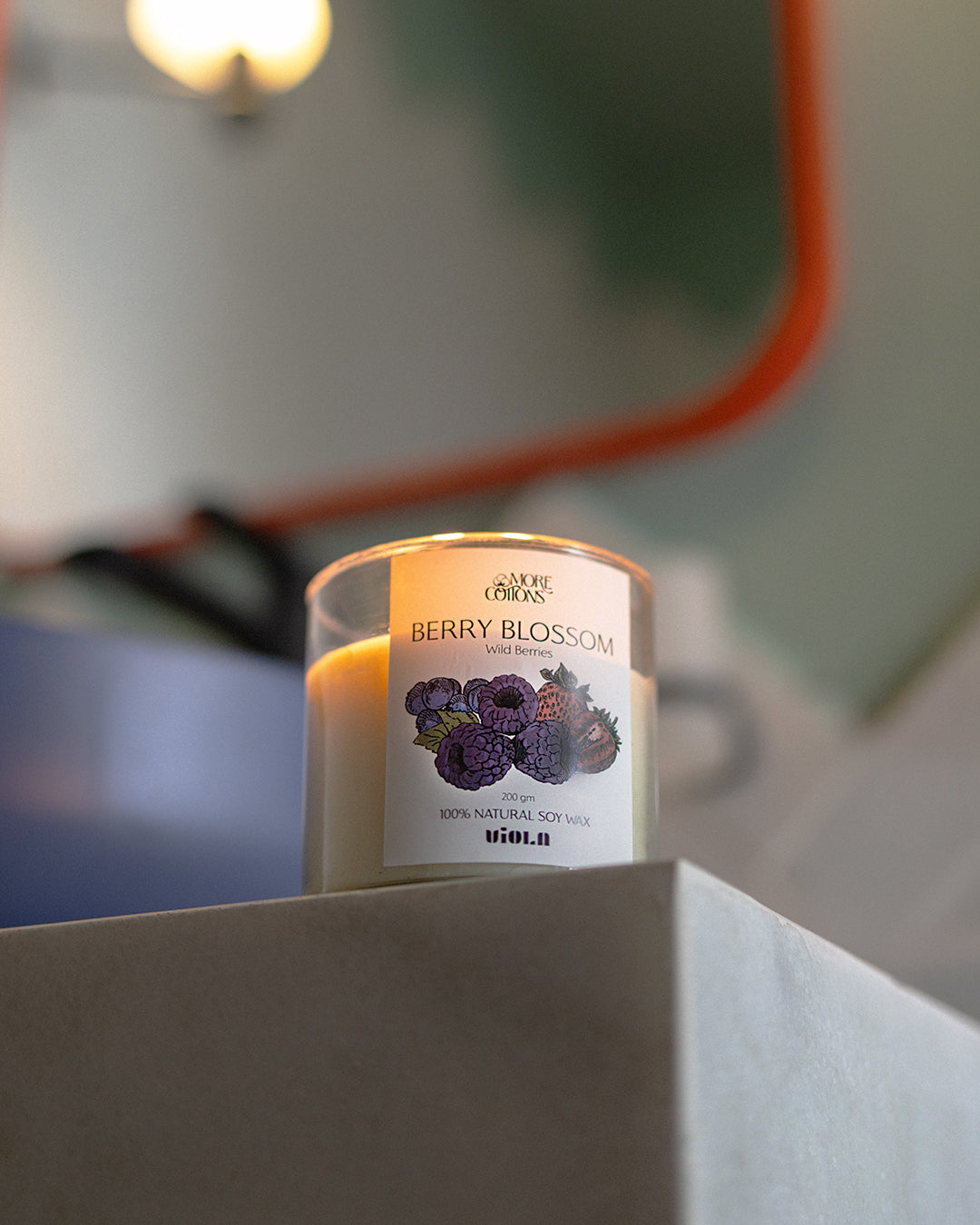 شمعة معطرة برائحة التوت