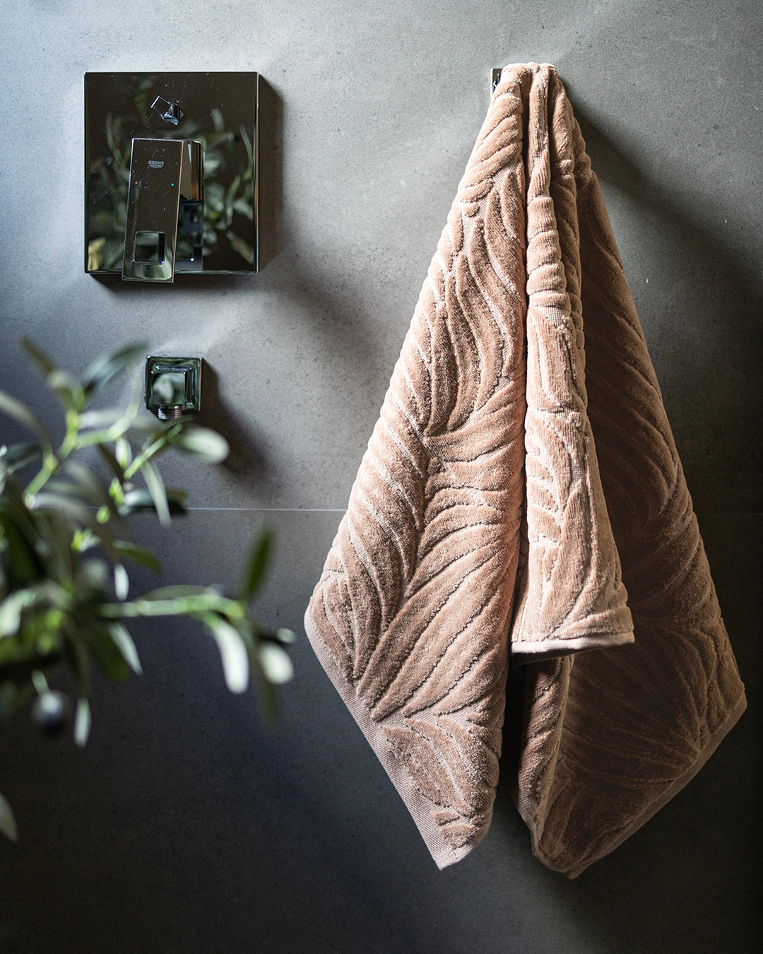 Vine Jacquard Towel 600GSM (Outlet)